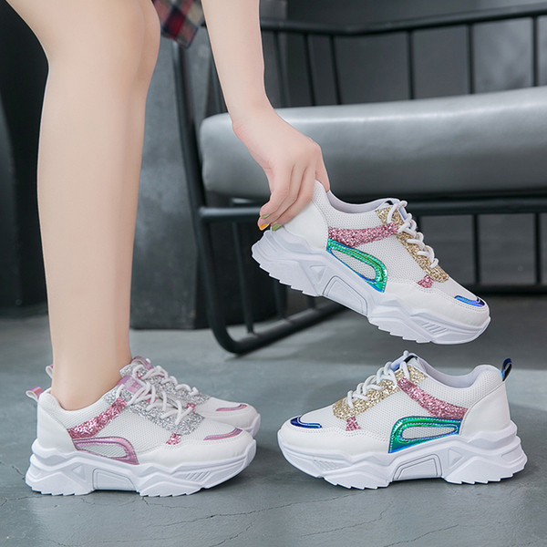 Μοντέρνα γυναικεία παπούτσια με γυαλιστερό αποτέλεσμα σε δύο χρώματα