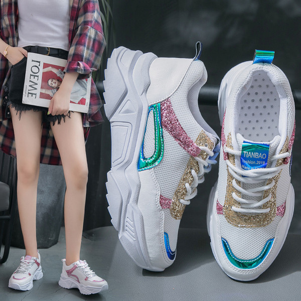 Μοντέρνα γυναικεία παπούτσια με γυαλιστερό αποτέλεσμα σε δύο χρώματα