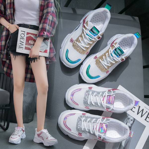 Μοντέρνα γυναικεία παπούτσια με γυαλιστερό αποτέλεσμα σε δύο χρώματα