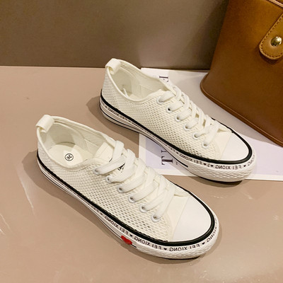 Casual γυναικεία αθλητικά παπούτσια με κορδόνια και επιγραφή σε λευκό και μαύρο χρώμα