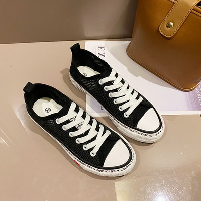 Casual γυναικεία αθλητικά παπούτσια με κορδόνια και επιγραφή σε λευκό και μαύρο χρώμα