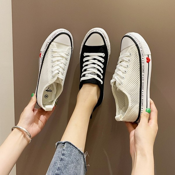 Casual γυναικεία αθλητικά παπούτσια με κορδόνια και επιγραφή σε λευκό και μαύρο χρώμα
