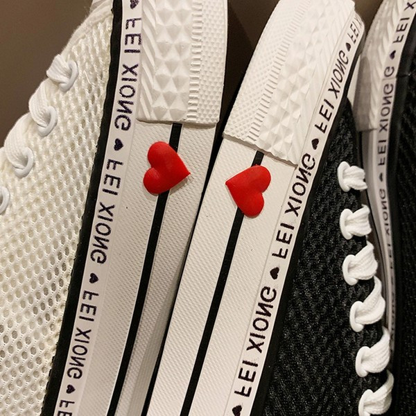 Casual γυναικεία αθλητικά παπούτσια με κορδόνια και επιγραφή σε λευκό και μαύρο χρώμα