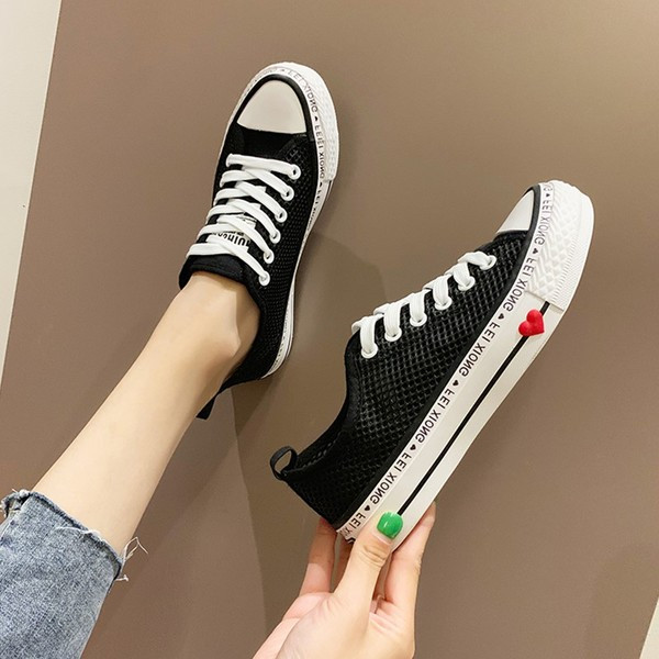 Casual γυναικεία αθλητικά παπούτσια με κορδόνια και επιγραφή σε λευκό και μαύρο χρώμα
