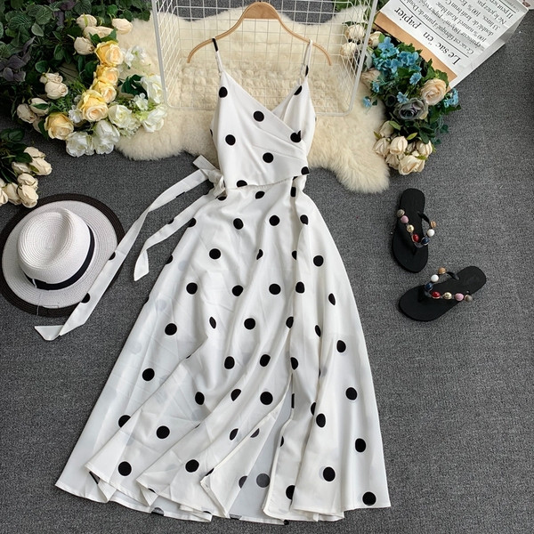 Дамска рокля с тънки презрамки на точки в бял цвят 