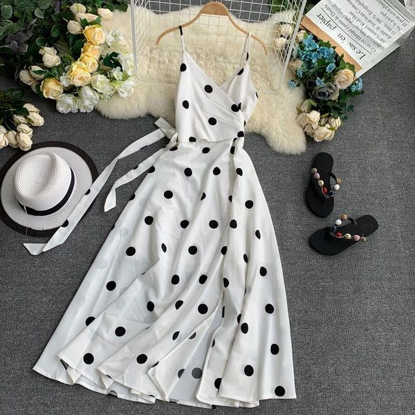 Дамска рокля с тънки презрамки на точки в бял цвят 