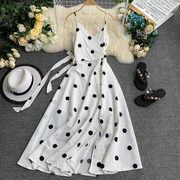 Дамска рокля с тънки презрамки на точки в бял цвят 