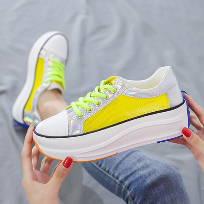 Casual γυναικεία παπούτσια σε λευκό και κίτρινο  χρώμα με κορδόνια