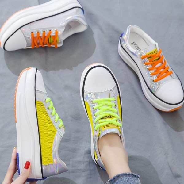 Casual γυναικεία παπούτσια σε λευκό και κίτρινο  χρώμα με κορδόνια