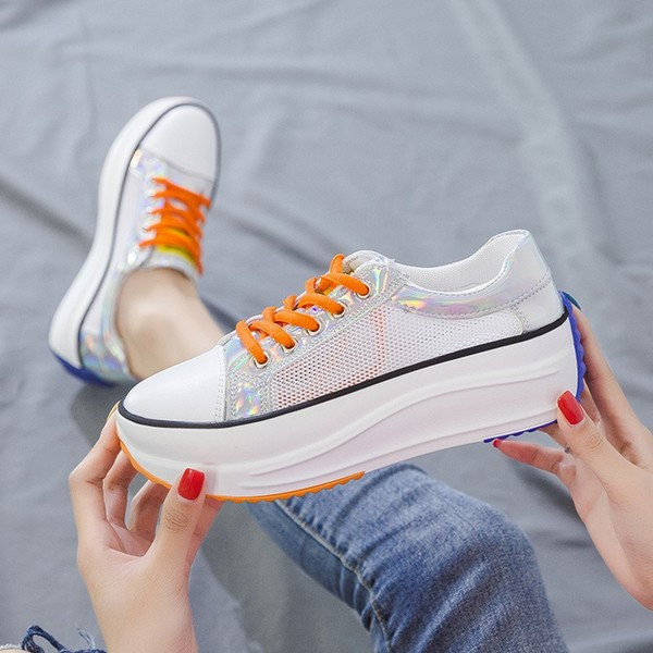 Casual γυναικεία παπούτσια σε λευκό και κίτρινο  χρώμα με κορδόνια