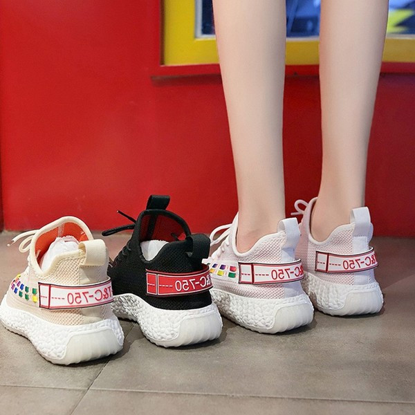 Καθημερινά  γυναικεία παπούτσια σε μπεζ, ροζ και μαύρο χρώμα  με έγχρωμη εκτύπωση