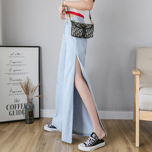 Актуална дамски дънки - широк модел с цепка