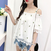 Bluză de damă cu mâneci scurte și aplicație colorată