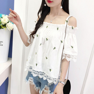 Bluză de damă cu mâneci scurte și aplicație colorată