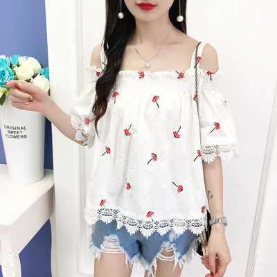 Bluză de damă cu mâneci scurte și aplicație colorată