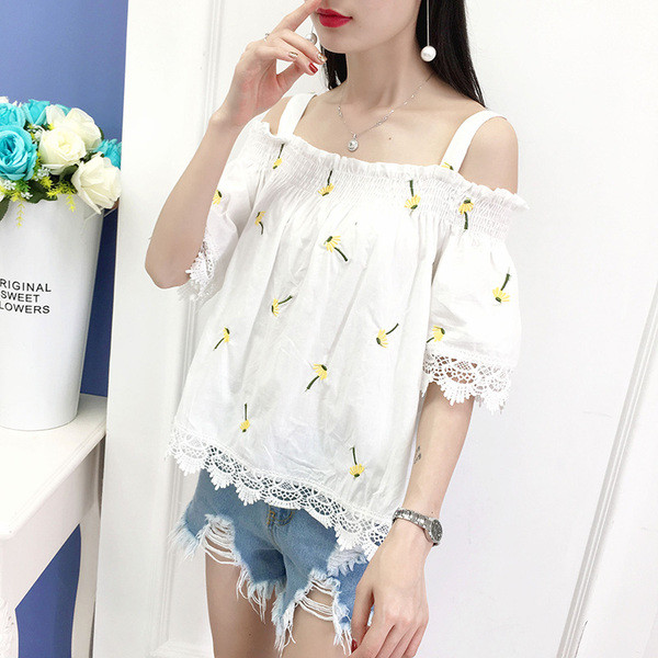 Bluză de damă cu mâneci scurte și aplicație colorată