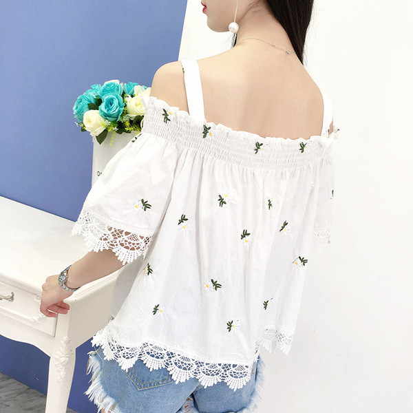 Bluză de damă cu mâneci scurte și aplicație colorată