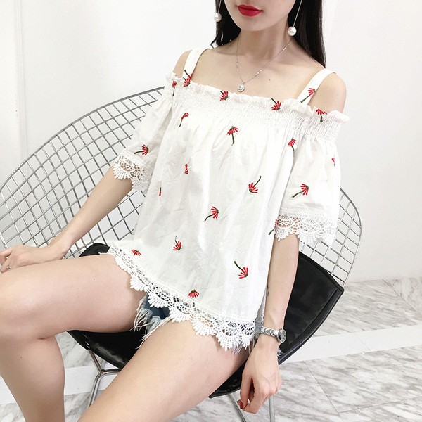 Bluză de damă cu mâneci scurte și aplicație colorată