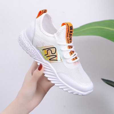 Γυναικεία αθλητικά παπούτσια σε λευκό χρώμα  με επίπεδη σόλα