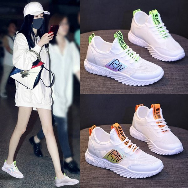 Γυναικεία αθλητικά παπούτσια σε λευκό χρώμα  με επίπεδη σόλα