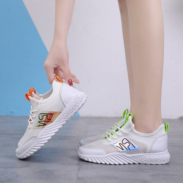 Γυναικεία αθλητικά παπούτσια σε λευκό χρώμα  με επίπεδη σόλα