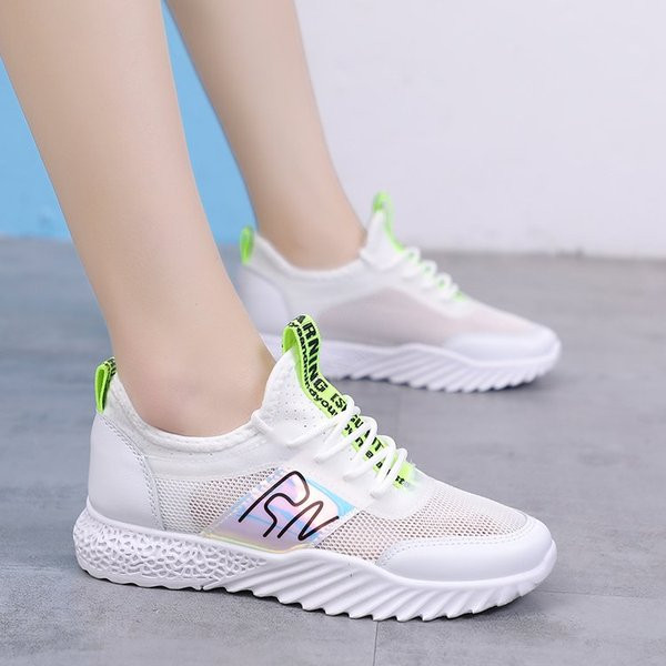 Γυναικεία αθλητικά παπούτσια σε λευκό χρώμα  με επίπεδη σόλα