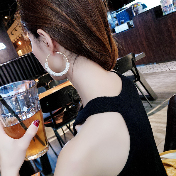 Cercei moderni de dama cu forma rotunda si perle