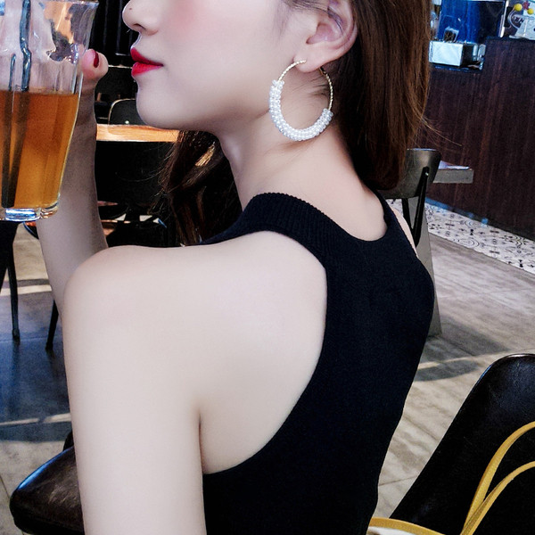 Cercei moderni de dama cu forma rotunda si perle