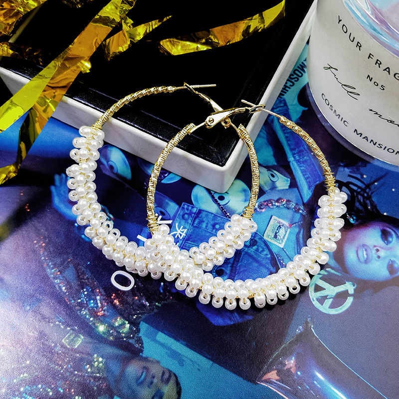 Cercei moderni de dama cu forma rotunda si perle