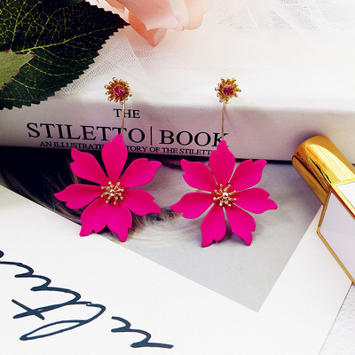 Cercei de dama actuali in forma de floare in trei culori