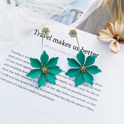 Cercei de dama actuali in forma de floare in trei culori