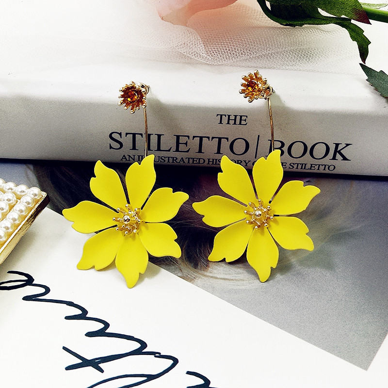 Cercei de dama actuali in forma de floare in trei culori