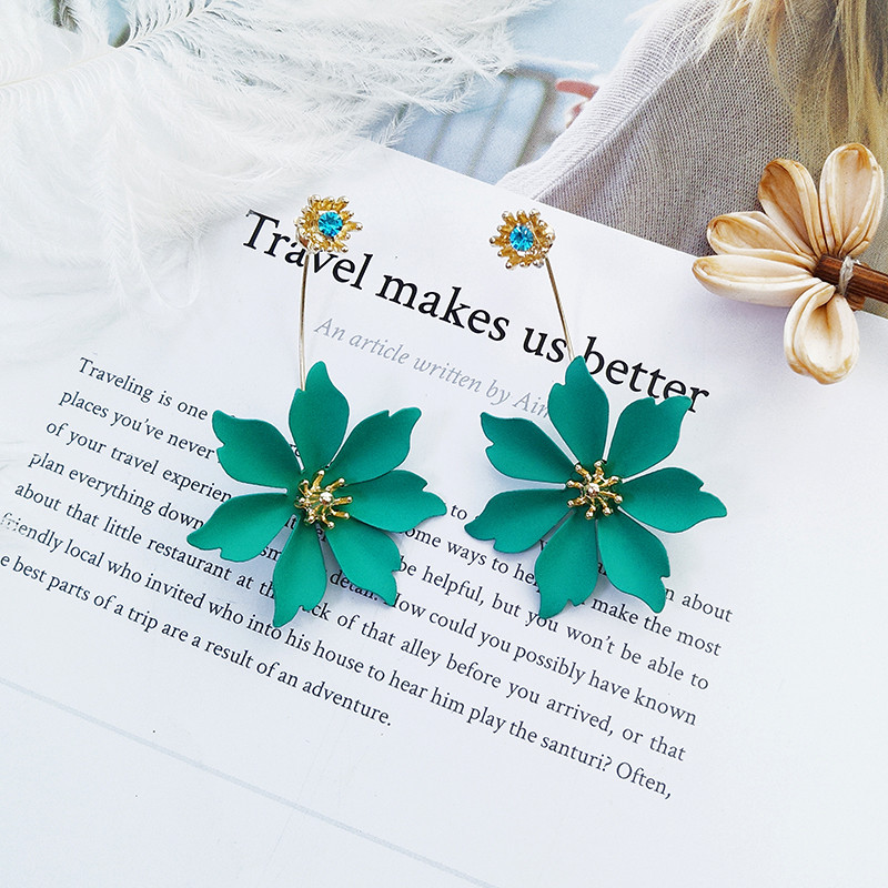 Cercei de dama actuali in forma de floare in trei culori