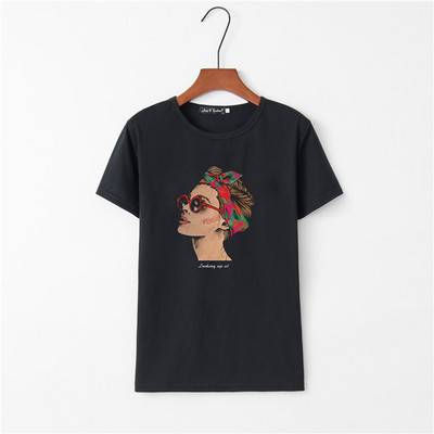 Tricou de damă modern cu aplicație și mâneci scurte în alb și negru