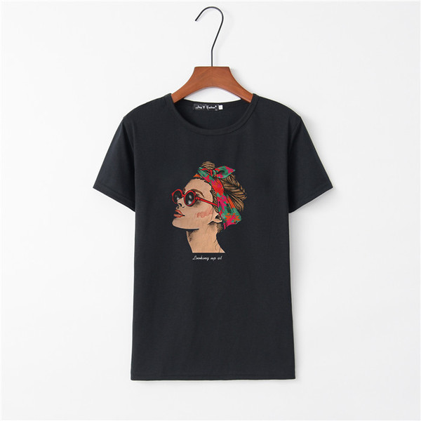 Tricou de damă modern cu aplicație și mâneci scurte în alb și negru