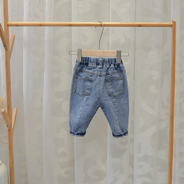 Blugi de copii actuali pentru baieti in culoarea lor