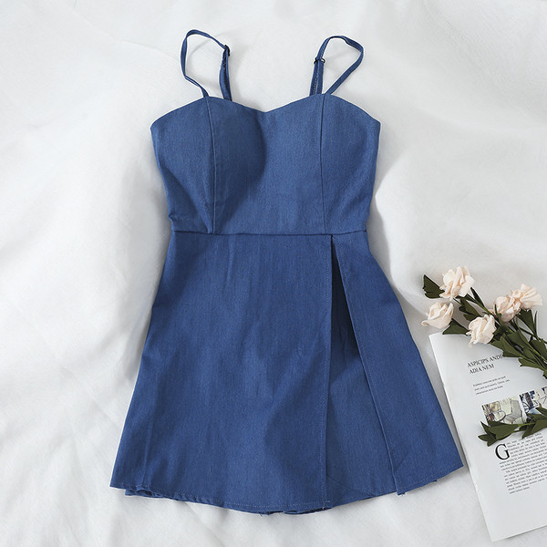 Salopeta scurta de dama moderna de culoare albastra cu bretele subtiri