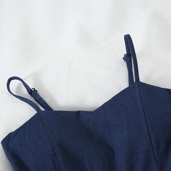 Salopeta scurta de dama moderna de culoare albastra cu bretele subtiri