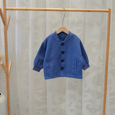 Geaca moderna pentru baieti cu nasturi in albastru si alb