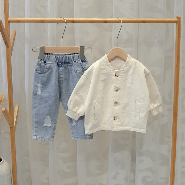 Geaca moderna pentru baieti cu nasturi in albastru si alb