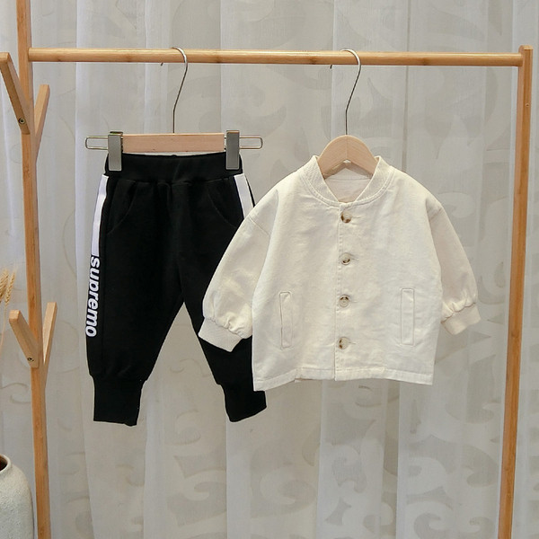 Geaca moderna pentru baieti cu nasturi in albastru si alb