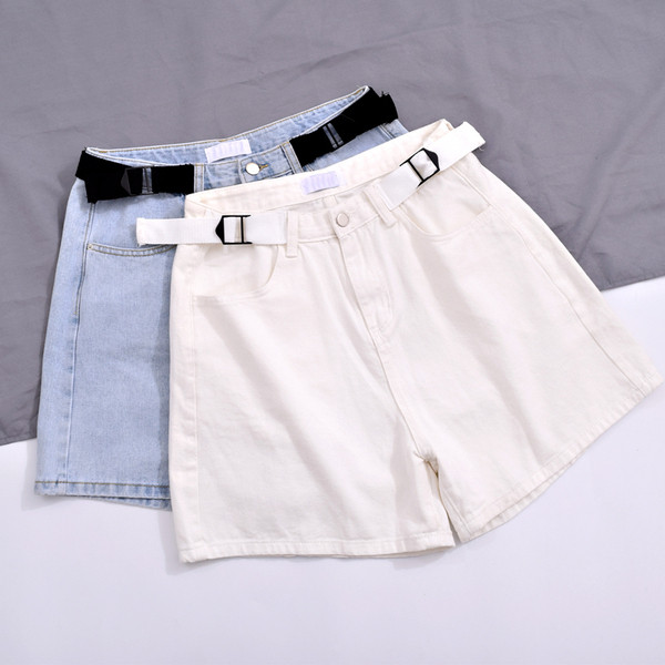 Pantaloni scurți moderni de damă cu talie înaltă și curea în alb și albastru