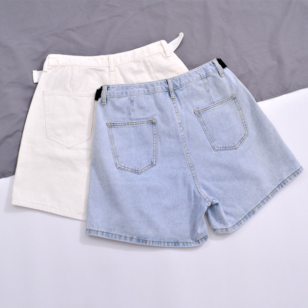 Pantaloni scurți moderni de damă cu talie înaltă și curea în alb și albastru