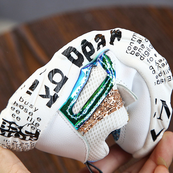 Model nou de adidasi copii pentru fete cu efect stralucitor in doua culori