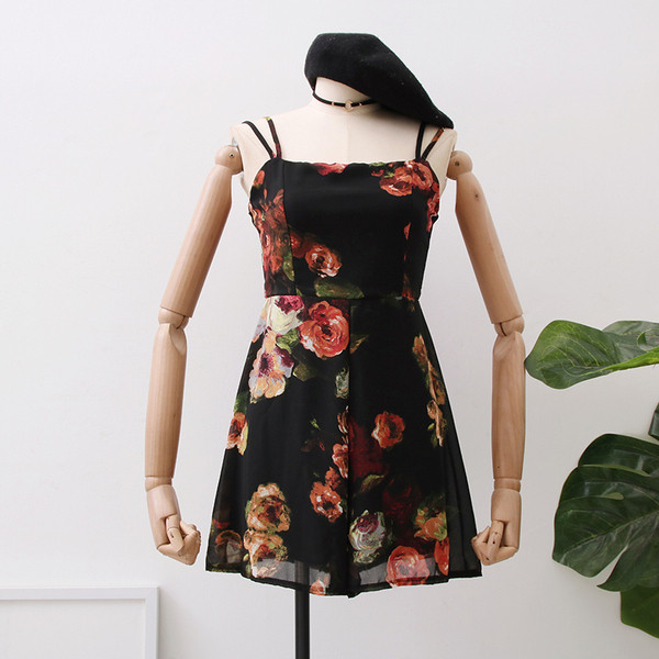 Salopeta de dama de culoare neagra cu motive florale