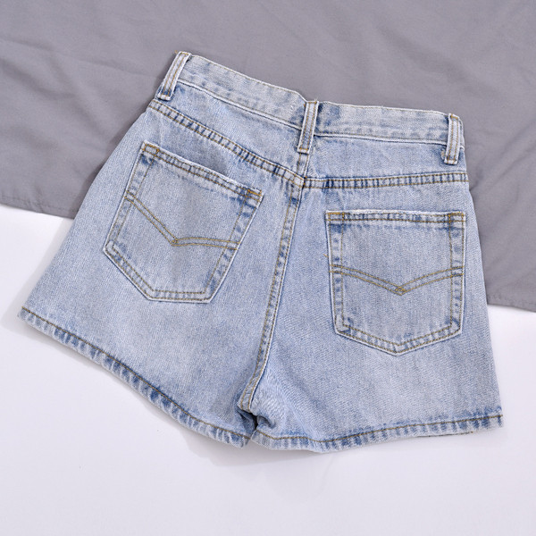 Pantaloni scurți de damă cu talie înaltă și motiv rupt