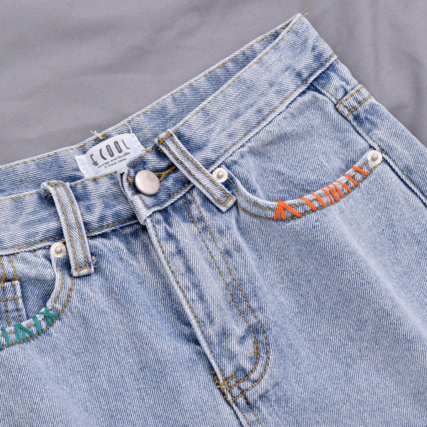 Pantaloni scurți de damă cu talie înaltă și motiv rupt