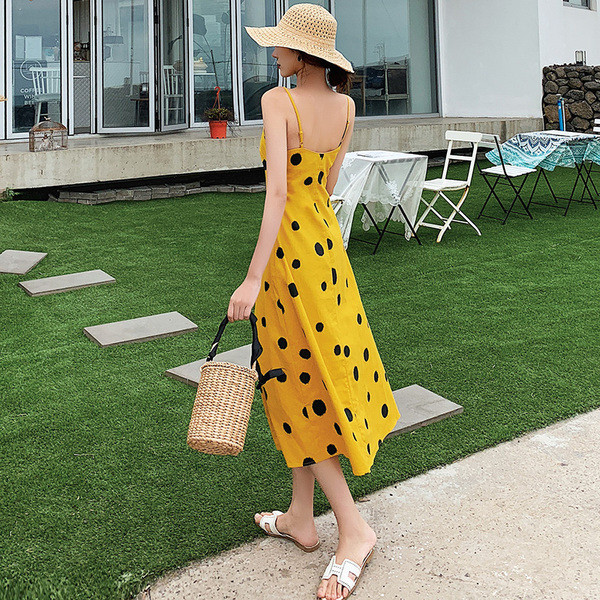 Rochie lunga de dama actuala de culoare galbena cu buline cu bretele subtiri