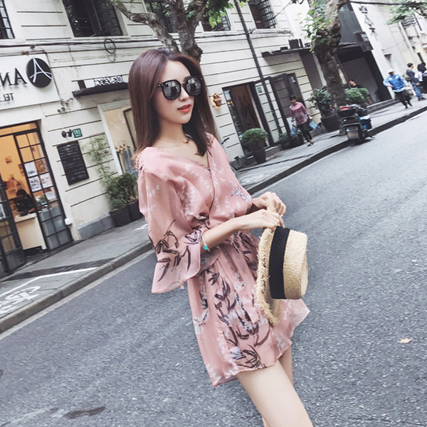 Salopetă scurtă de damă elegantă cu model floral