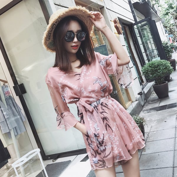 Salopetă scurtă de damă elegantă cu model floral